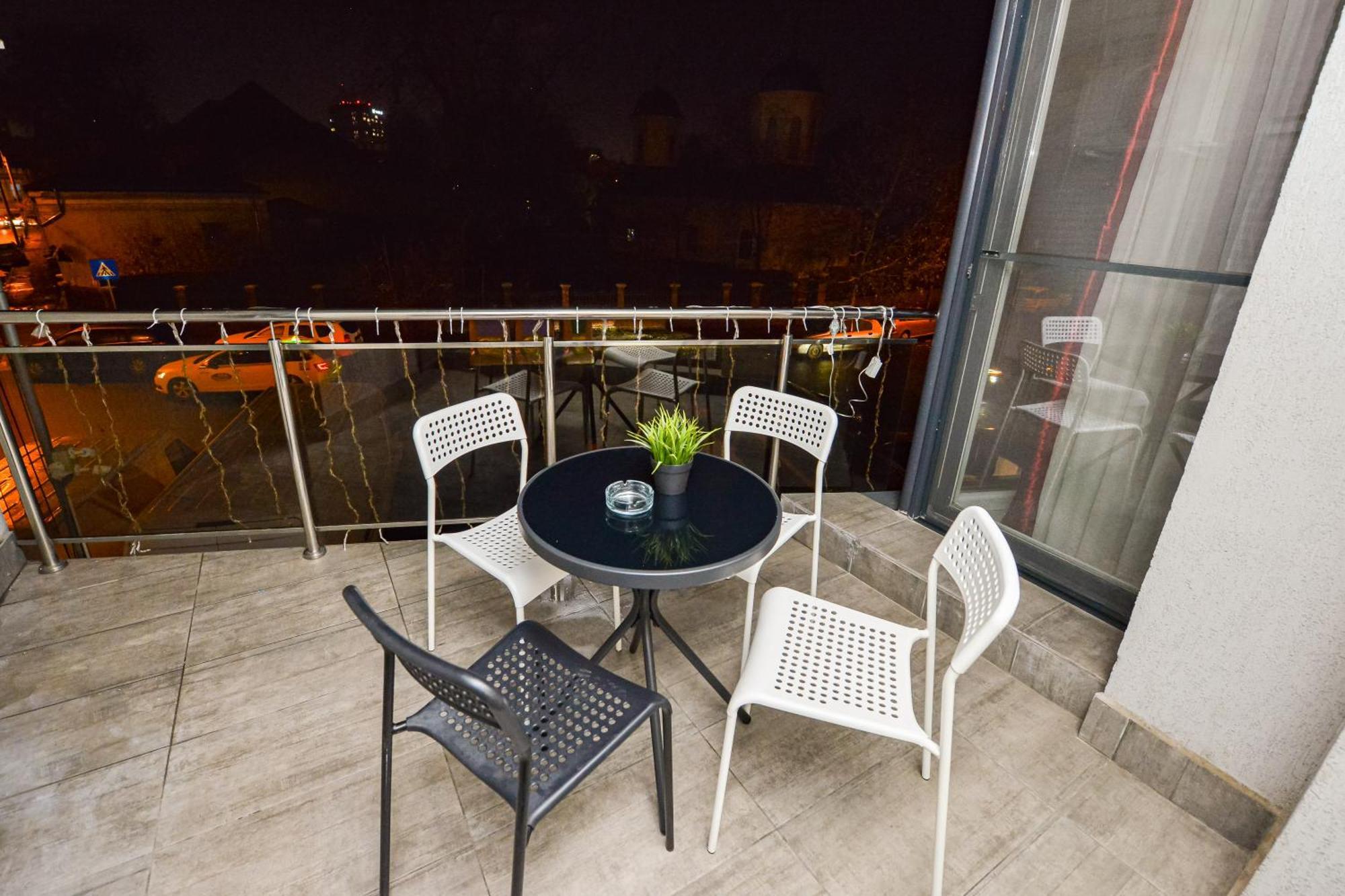 Dracula Adventure Tours Accommodation Bucharest Exterior photo