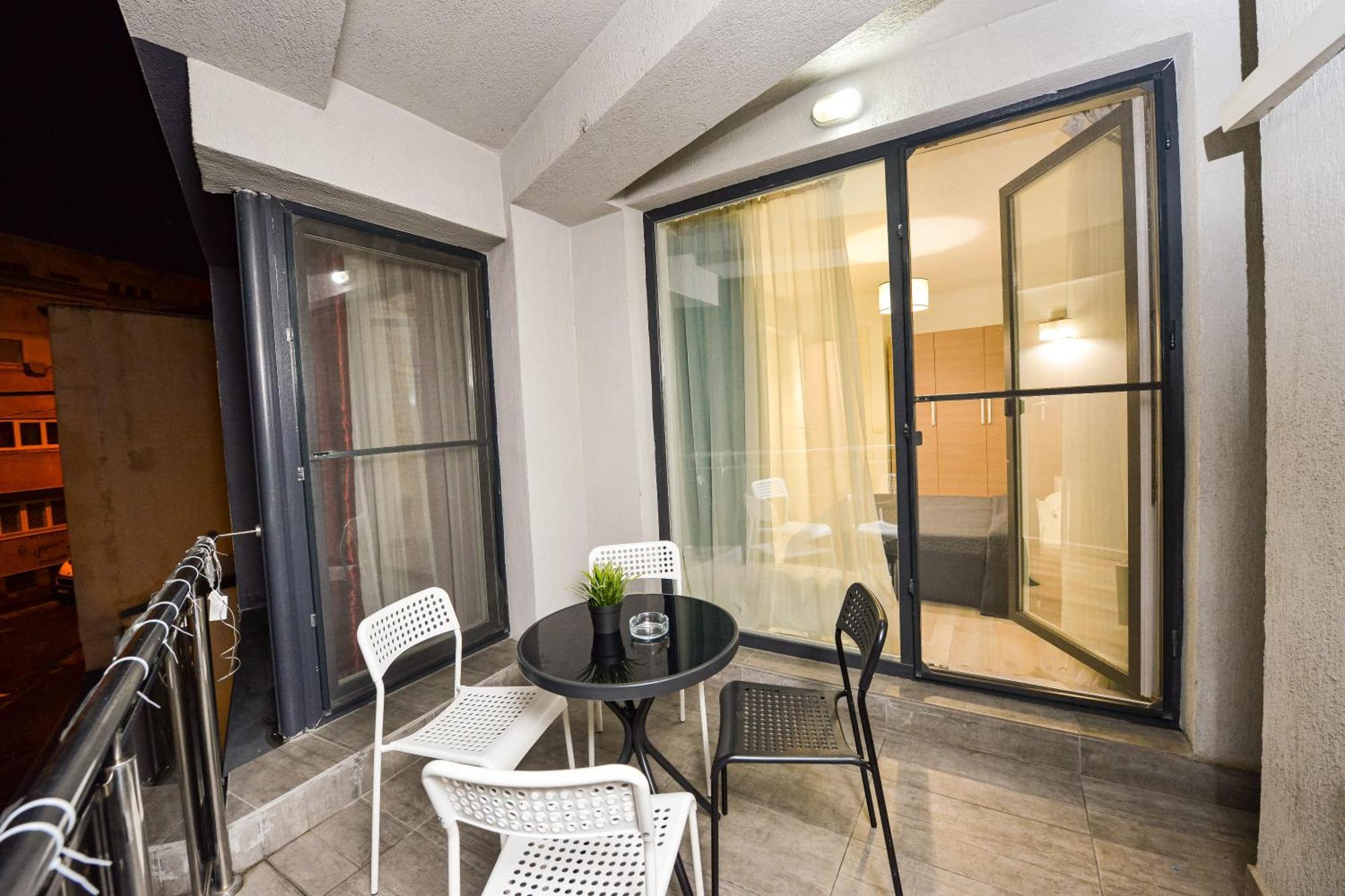 Dracula Adventure Tours Accommodation Bucharest Exterior photo
